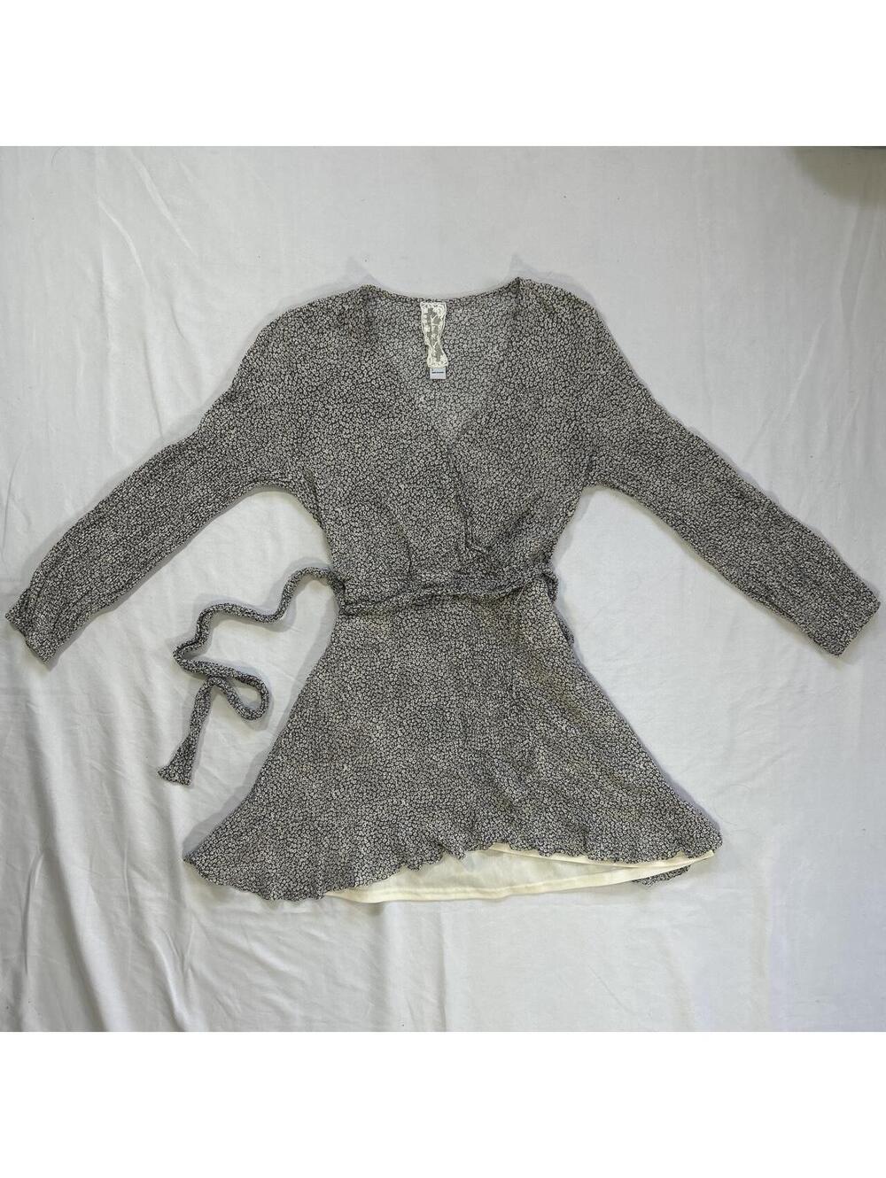 Sadie & Sage gray and cream ditsy floral long sleeve wrap mini dress, size small